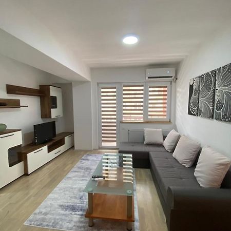 Simonovski'S Apartments Skopje Bagian luar foto